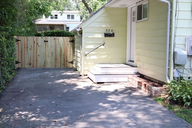 302 Broadwood Dr in Rockville, MD - Building Photo - Building Photo