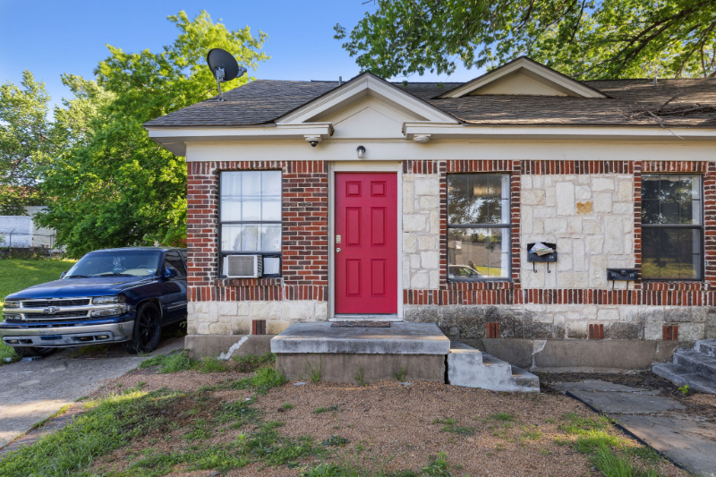 112 W Eighth St in Dallas, TX - Building Photo