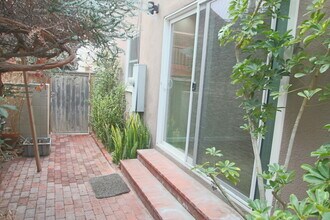 126 8th St, Unit B in Hermosa Beach, CA - Foto de edificio - Building Photo