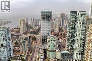 889 Pacific St in Vancouver, BC - Building Photo