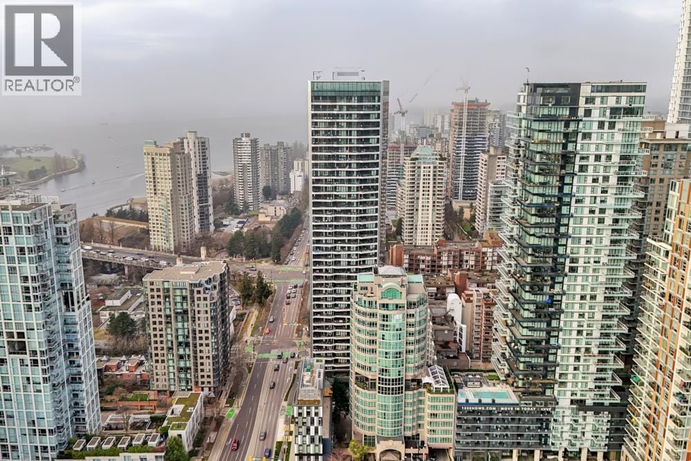 889 Pacific St in Vancouver, BC - Building Photo