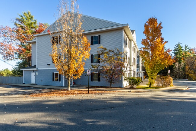 Residences on the Knoll Over Mystic Brook LLC in Goffstown, NH - Foto de edificio - Building Photo