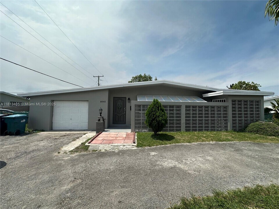 8845 SW 21st Terrace in Miami, FL - Building Photo