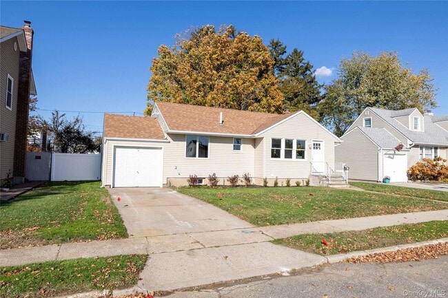 24 Woodbine Dr S in Hicksville, NY - Foto de edificio - Building Photo