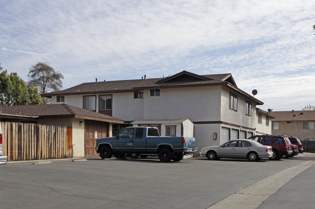 2545-2559 Myrtlewood Ct in Escondido, CA - Foto de edificio