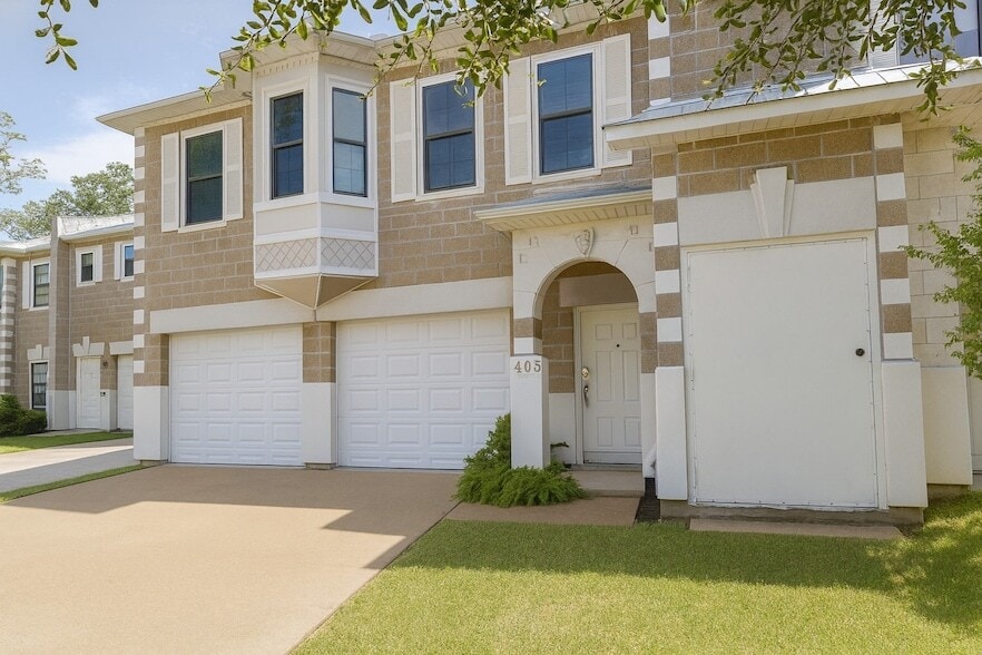 405 Mc Kinney Ln in Crosby, TX - Foto de edificio