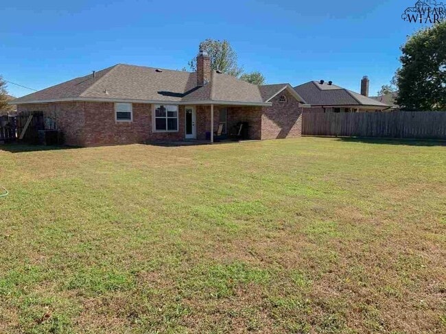 121 Stonebridge St in Burkburnett, TX - Foto de edificio - Building Photo