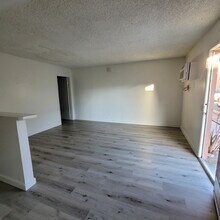 6715 Woodley Ave, Unit 27 in Los Angeles, CA - Foto de edificio - Building Photo