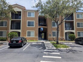 8070 N Nob Hill Rd in Tamarac, FL - Building Photo