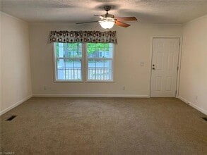 3735 Oakwood Dr in Greensboro, NC - Foto de edificio - Building Photo