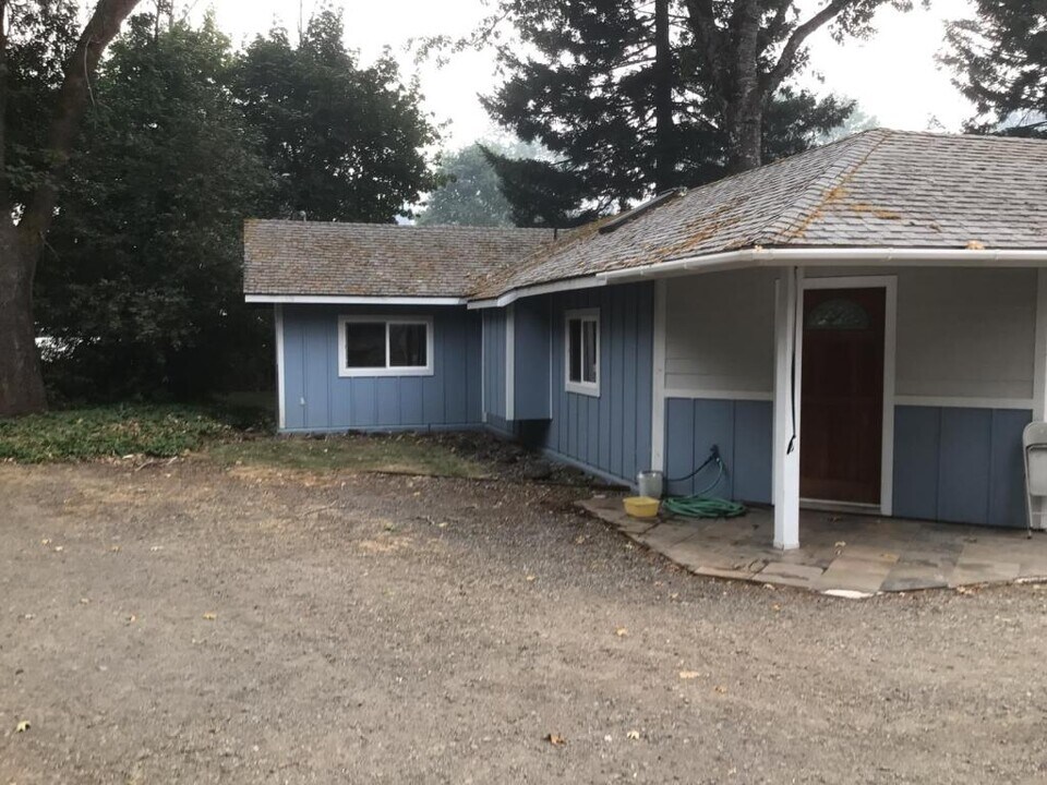 650 Caves Hwy in Cave Junction, OR - Building Photo