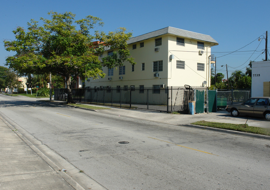 400 NE 77th St in Miami, FL - Foto de edificio