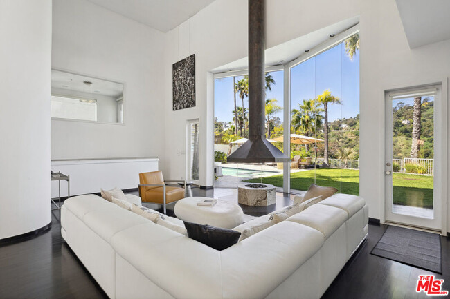 2029 Mt Olympus Dr in Los Angeles, CA - Building Photo - Building Photo