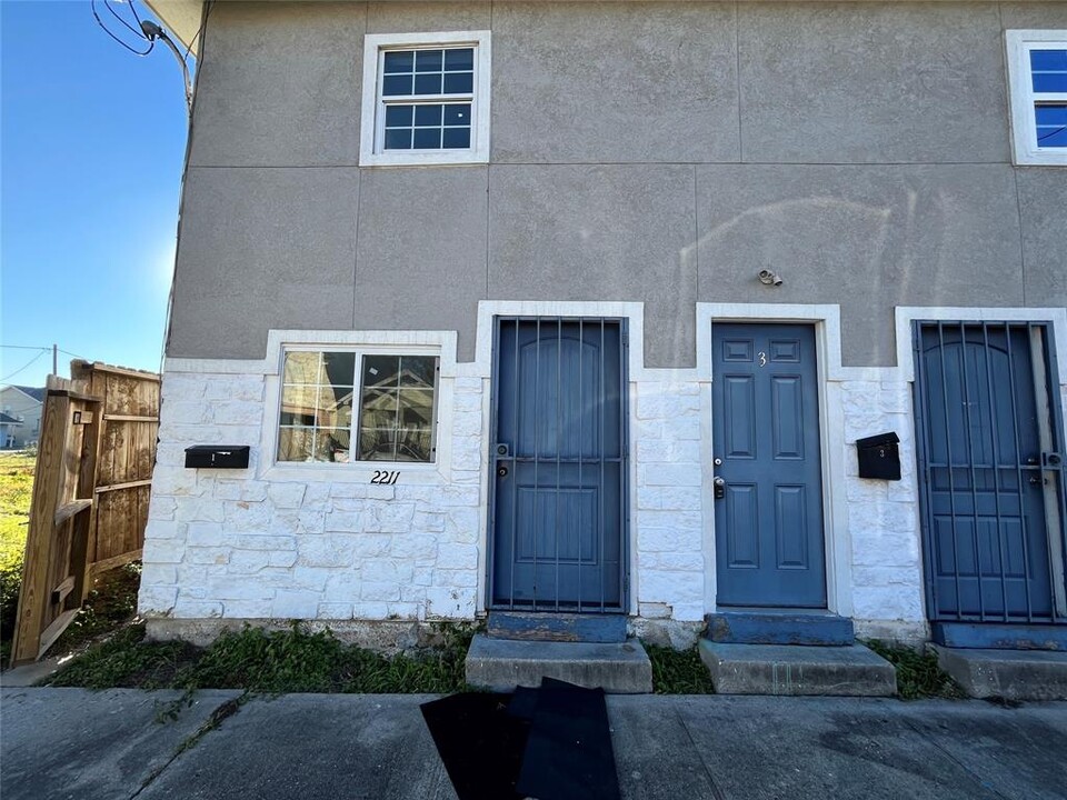 2211 Schweikhardt St in Houston, TX - Building Photo