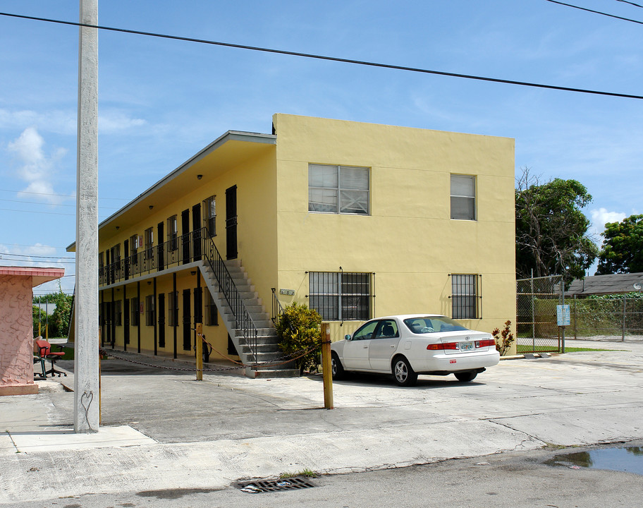 653 NW 22nd St in Miami, FL - Building Photo