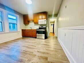 31 Cummins Hwy in Boston, MA - Foto de edificio - Building Photo