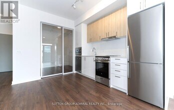 30 Upper Mall Wy in Vaughan, ON - Building Photo - Building Photo