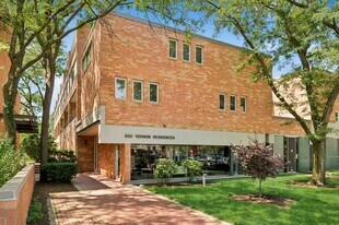 630 Vernon Ave, Unit 10 in Glencoe, IL - Building Photo