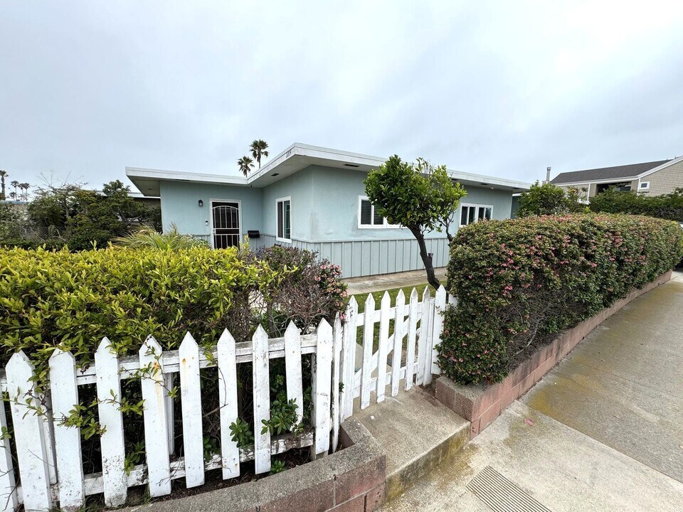 2204 Pierpont Blvd in Ventura, CA - Building Photo