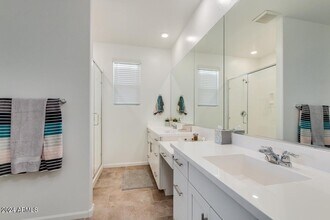 9419 W Willow Bend Ln in Phoenix, AZ - Foto de edificio - Building Photo