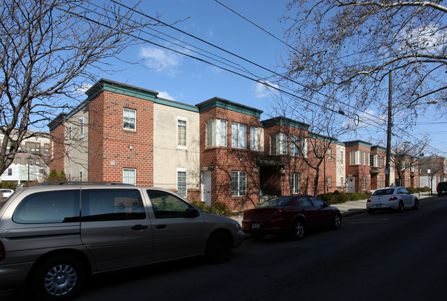 Tasker Village Apartments in Philadelphia, PA - Foto de edificio - Building Photo