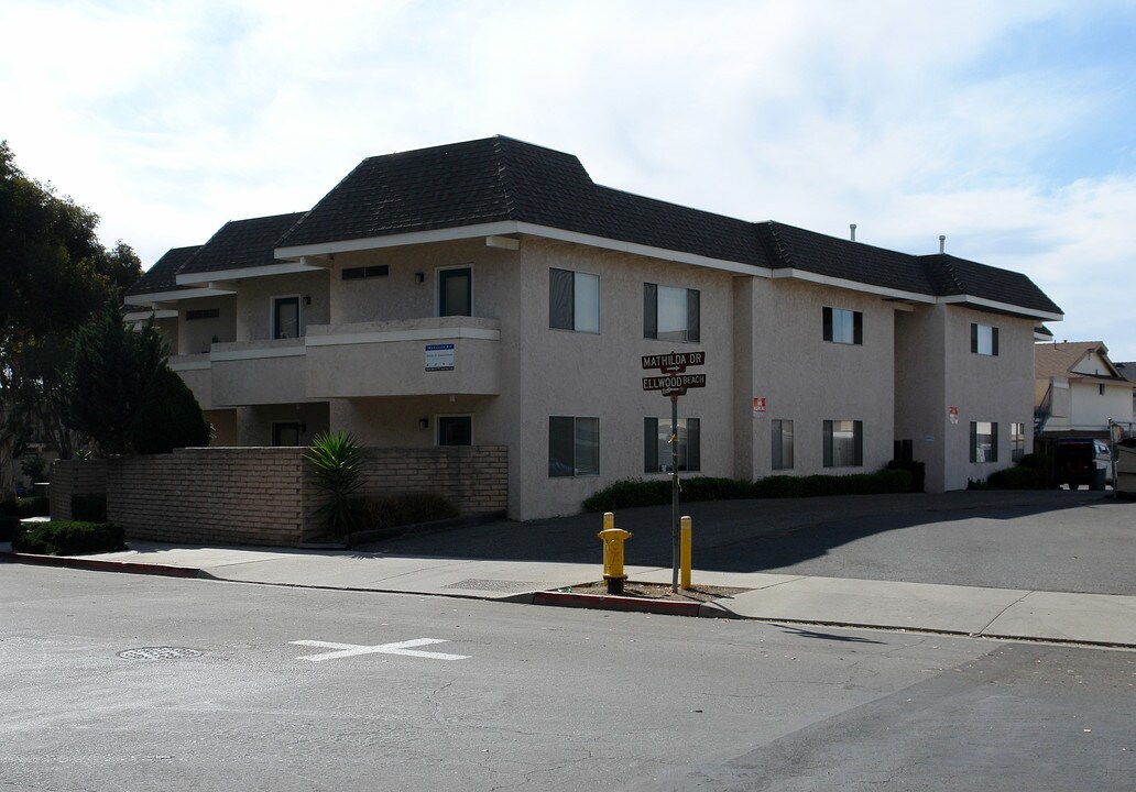 223 Ellwood Beach Dr in Goleta, CA - Foto de edificio