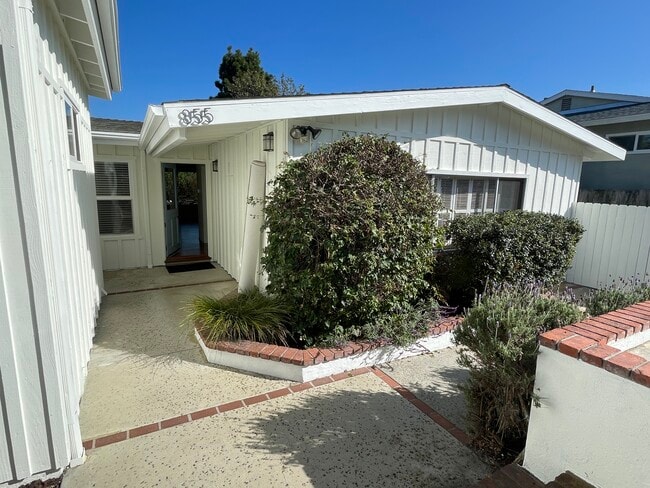 855 Cornish Dr in Encinitas, CA - Building Photo - Building Photo