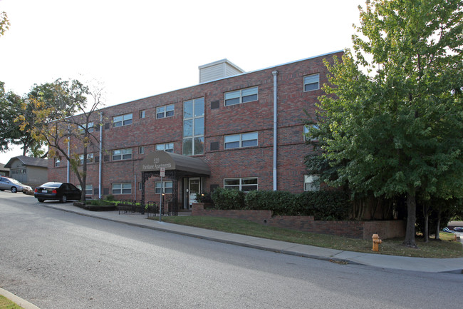 Parklane Apartments in Tulsa, OK - Building Photo - Building Photo