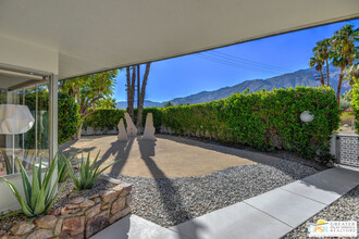 1112 N Avenida Caballeros in Palm Springs, CA - Building Photo - Building Photo