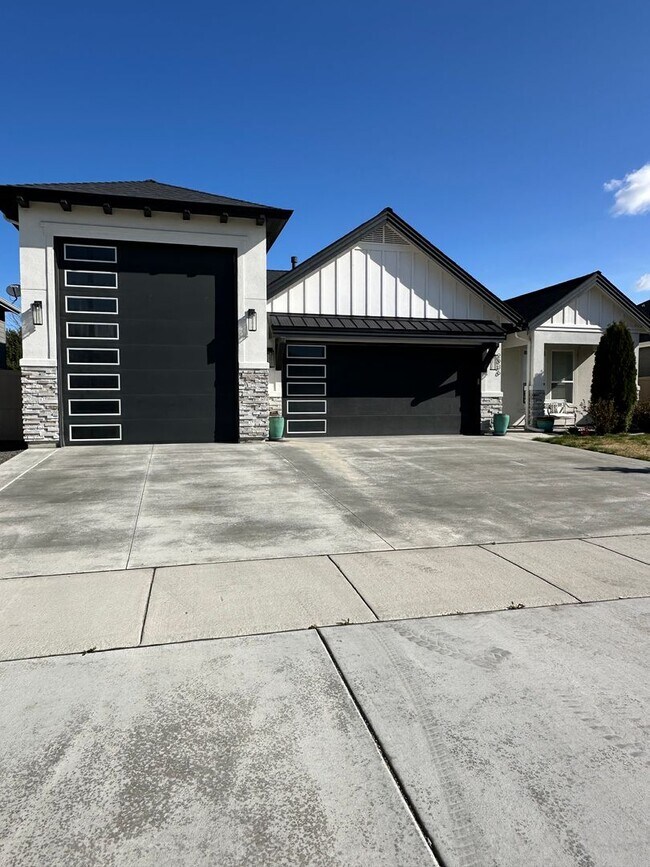 2936 E Lawton Dr in Meridian, ID - Building Photo - Building Photo