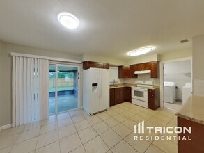 704 Falkirk Ave in Valrico, FL - Building Photo - Building Photo