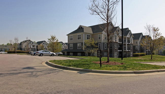 Overlooke at Simms Creek in Raleigh, NC - Building Photo - Building Photo