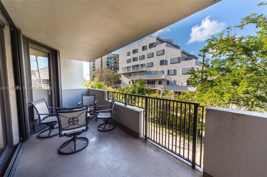 121 Crandon Blvd in Key Biscayne, FL - Foto de edificio