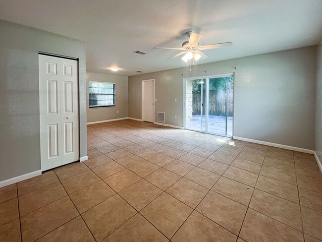 6105 SW 10th Pl in Gainesville, FL - Building Photo - Building Photo