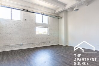 930 W Dakin St, Unit 205 in Chicago, IL - Building Photo - Building Photo
