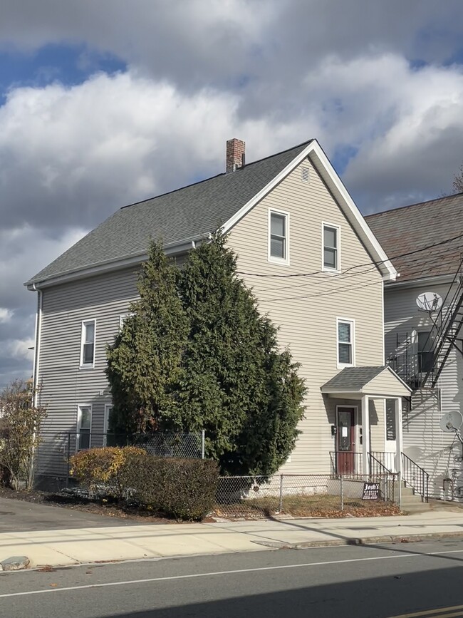 583 S Main St, Unit 583 south main street in Woonsocket, RI - Foto de edificio - Building Photo