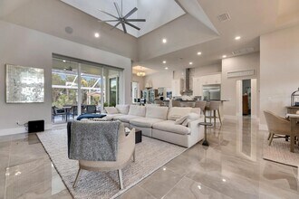 706 Manns Harbor Dr in Apollo Beach, FL - Building Photo - Building Photo
