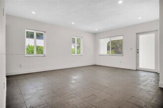 1241 NW 25th St in Miami, FL - Building Photo - Building Photo