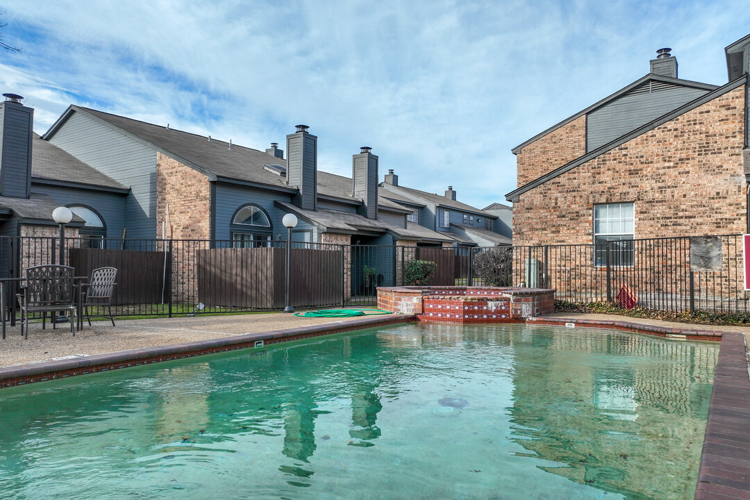 Radford Place Apartments in Irving, TX - Building Photo