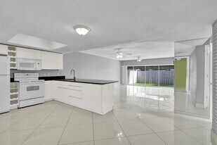 704 NE 23rd Ave in Pompano Beach, FL - Building Photo