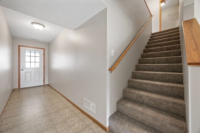 533 E Goldfinch Dr in Tiffin, IA - Building Photo - Building Photo