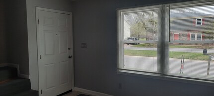 8205 Damascus Cir in Louisville, KY - Foto de edificio - Building Photo