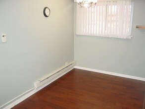 1810 W Hatherleigh Ct in Mount Prospect, IL - Building Photo - Building Photo