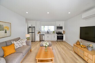 11645 Moorpark St, Unit 11649 in Los Angeles, CA - Foto de edificio - Building Photo