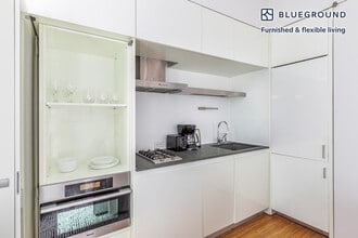 70 W 45th St in New York, NY - Foto de edificio - Building Photo