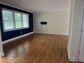 60 Eisenhower Dr in East Quogue, NY - Building Photo - Building Photo
