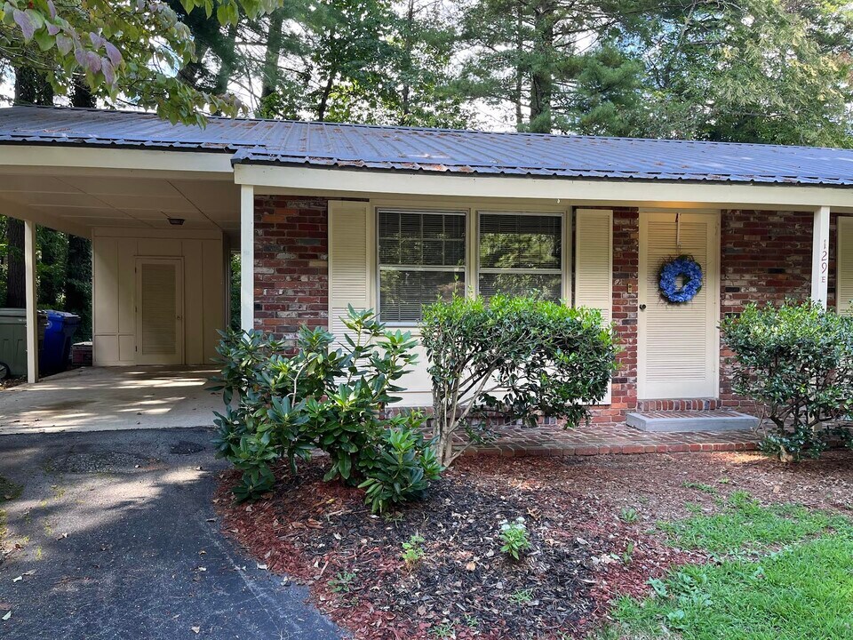 129 W Blythe Cir in Hendersonville, NC - Building Photo