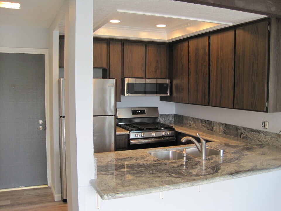 17092 Pacific Coast Hwy, Unit 201 in Huntington Beach, CA - Building Photo