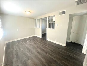 221 S 10th St in Las Vegas, NV - Building Photo - Building Photo