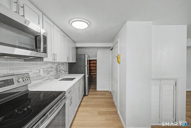 22 Treat Ave in Stamford, CT - Foto de edificio - Building Photo